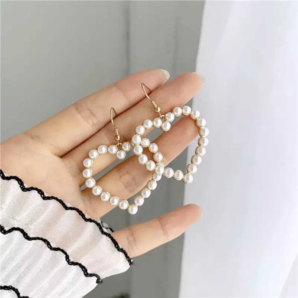 ✨ MAKE OFFER ✨ HEART SHAPED PEARL EARRINGS